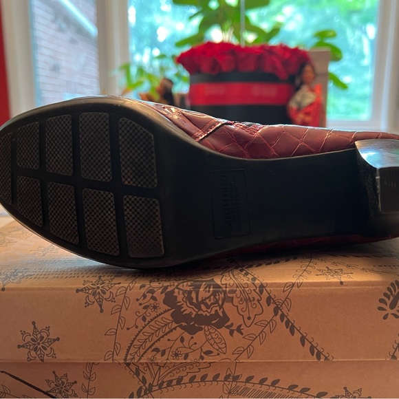 La Canadienne Snake Embossed Boots in Dark Red. Sz8 - Picture 10 of 14